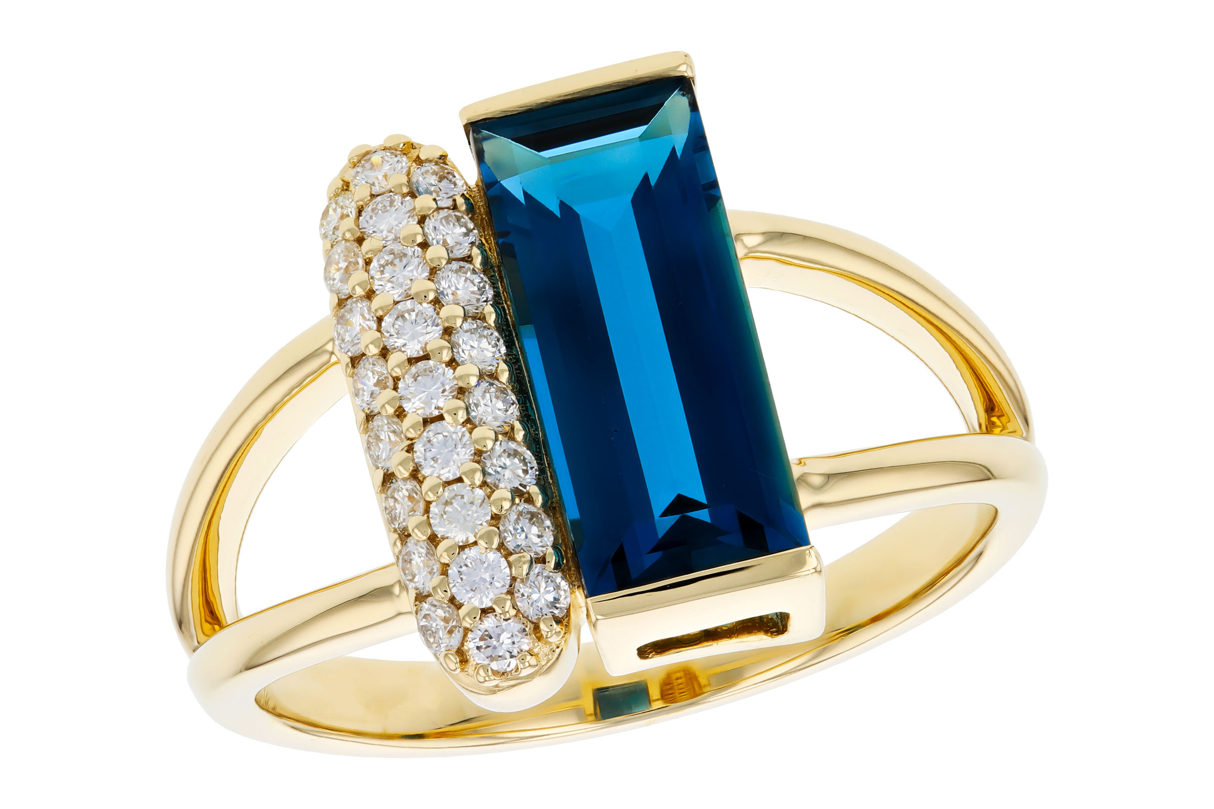 D330-11022: LDS RG 2.67 LONDON BLUE TOPAZ 2.92 TGW (12x5MM BT)
