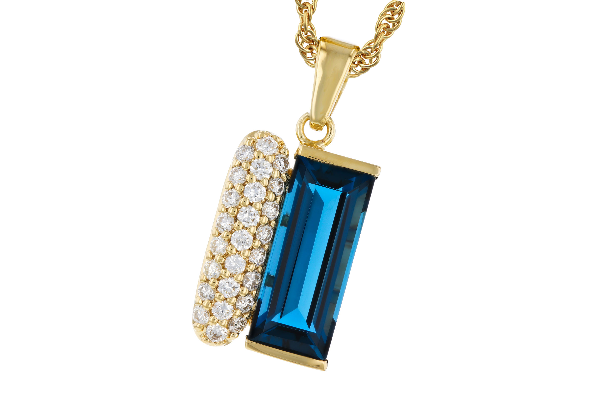 D330-11031: NECK 2.67 LONDON BLUE TOPAZ 2.92 TGW (12x5MM BT)